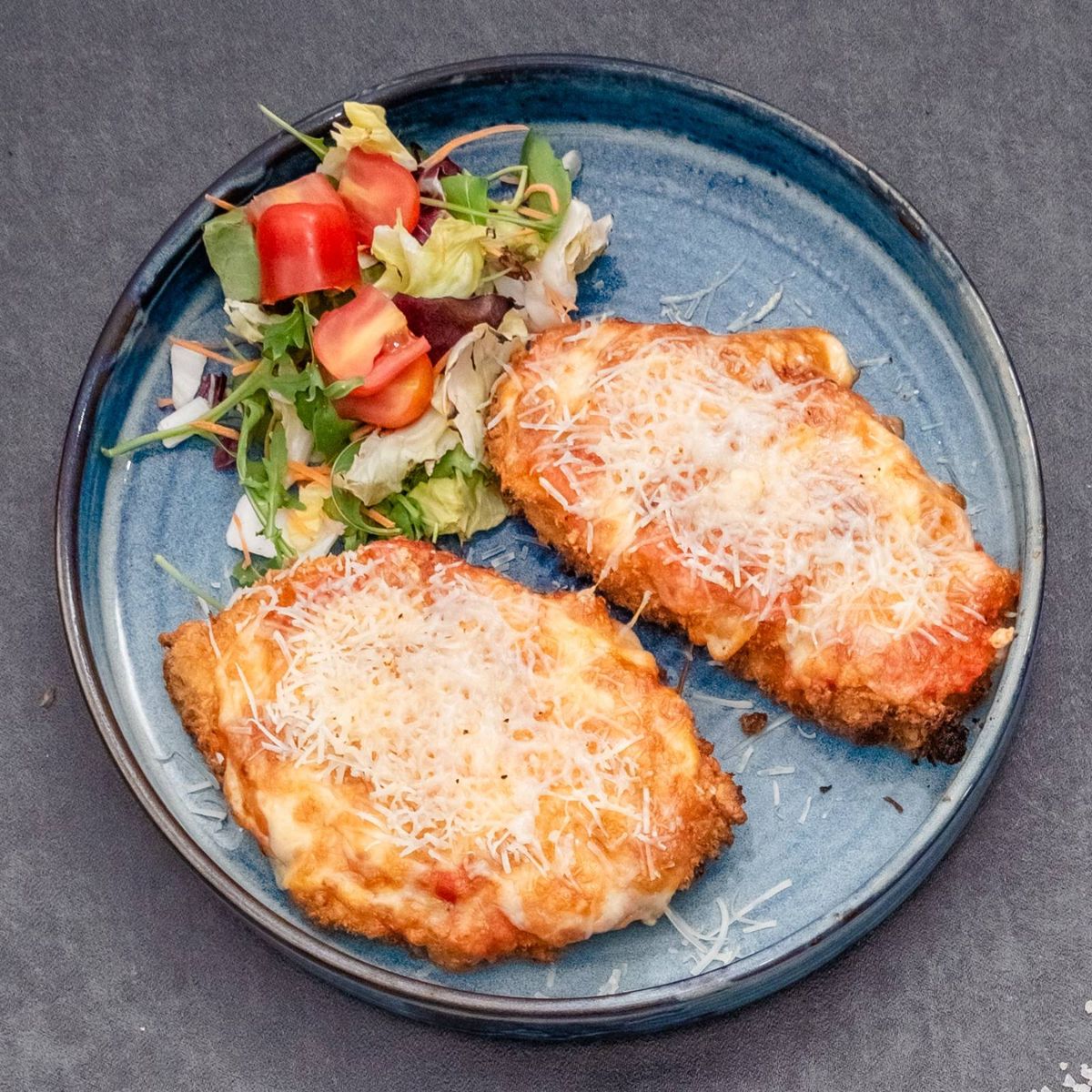 Șnițel de pui gratinat cu sos de roșii și mozzarella